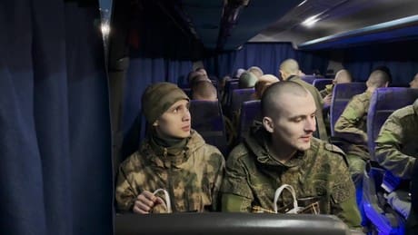 248-russische-kriegsgefangene-kehren-aus-der-ukraine-in-ihre-heimat-zurueck

248-gefangene-aus-russland-kehren-aus-der-ukraine-in-ihre-heimat-zurueck