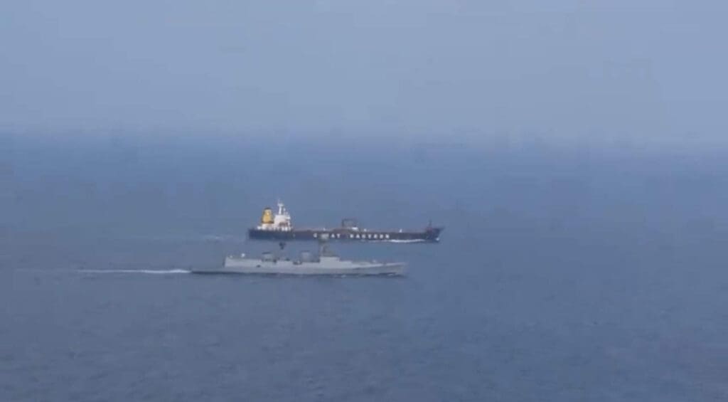 indiens-marine-rettet-besatzung-eines-schiffes-im-arabischen-meer-nach-einem-versuchten-ueberfall