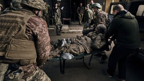 liveticker-zum-ukraine-konflikt:-ueberfuelltes-krankenhaus-mit-schwer-verletzten-ukrainischen-soldaten