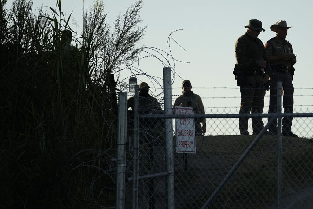 usa-behauptet,-dass-texas-grenzbeamte-daran-gehindert-hat,-in-den-park-einzutreten,-um-zu-versuchen,-3-ertrunkene-migranten-zu-retten