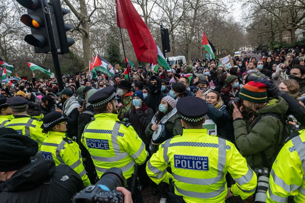 massaker-muessen-normalisiert-werden“:-anti-israel-aktivist-erntet-beifall-von-londoner-menge;-kritiker-kritisieren-polizeireaktion