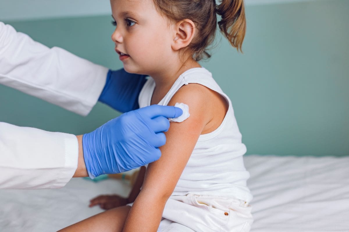 vertrauen-in-regierung-bei-impfungen-und-oeffentlicher-gesundheit-sinkt-nach-pandemie-stark,-zeigt-neue-umfrage