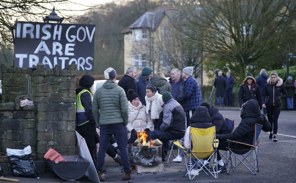 irische-regierung-schickt-polizeieinheiten-nach-tipperary,-waehrend-einheimische-gegen-die-schliessung-des-letzten-hotels-zur-unterbringung-von-asylsuchenden-protestieren