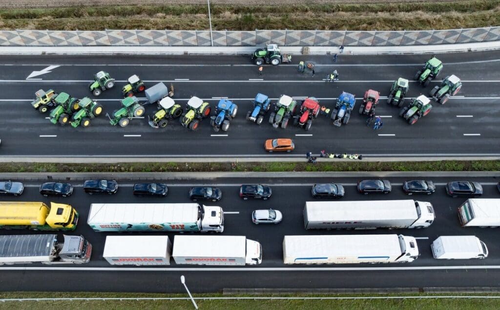belgier-blockieren-hafen-mit-traktoren,-waehrend-sich-franzoesische-netto-null-proteste-ausbreiten