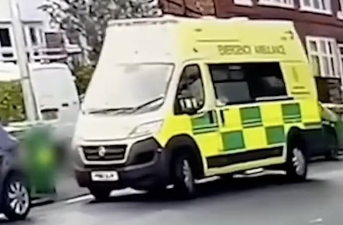 video:-augenblick,-in-dem-ein-krankenwagen-durch-eine-ltn-daran-gehindert-wird,-ein-baby-mit-einem-anfall-zu-erreichen