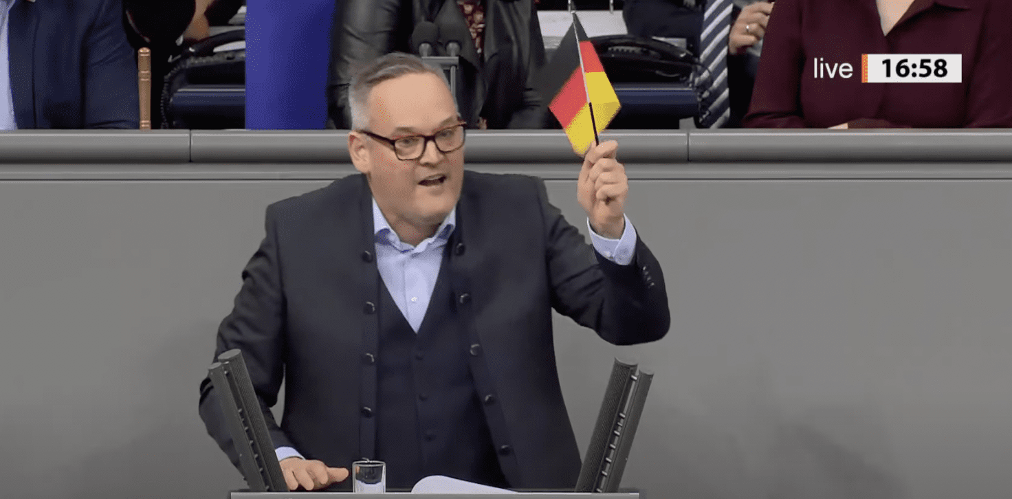 der-abstieg-deutschlands-beginnt-im-bundestag:-martin-reichardt-zeigt-die-deutsche-flagge-und-erhaelt-einen-ordnungsruf!