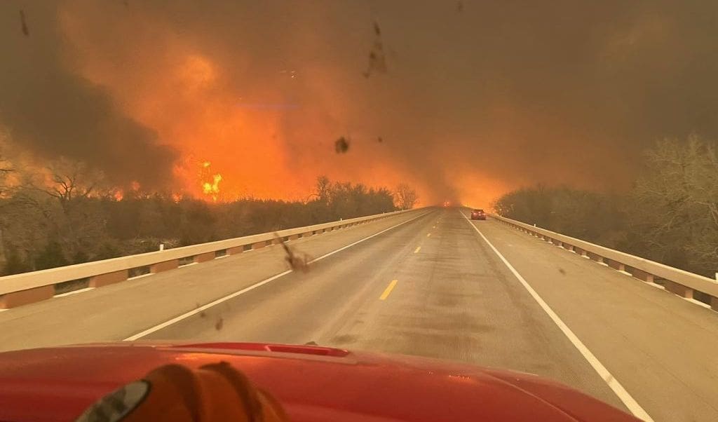 texas-waldbrand-vernichtet-ueber-1-million-acres,-der-groesste-in-der-geschichte-des-bundesstaates:-„die-verluste-koennten-katastrophal-sein