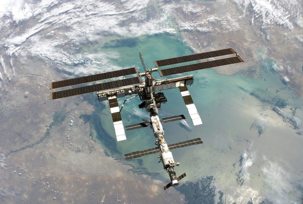 us-amerikanische-astronauten-und-russische-kosmonauten-auf-dem-weg-zur-internationalen-raumstation