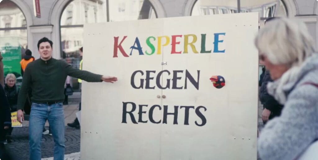kasperletheater-gegen-rechts:-identitaere-bewegung-stoert-demonstration-fuer-kostenlose-mut-in-augsburg