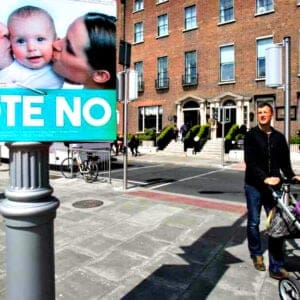 der-irische-verfassungsaenderungsreferendum-wird-deutlich-abgelehnt,-was-die-diskrepanz-zwischen-liberalen-regierungspolitiken-und-der-bevoelkerung-zeigt
