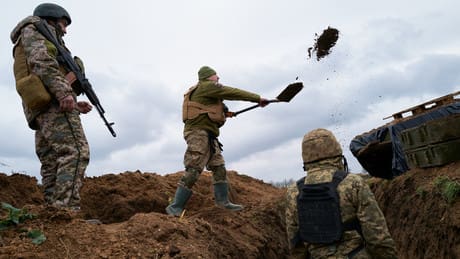 liveticker-ukraine-konflikt:-selenskij-kuendigt-bau-von-tausenden-kilometern-verteidigungslinien-an