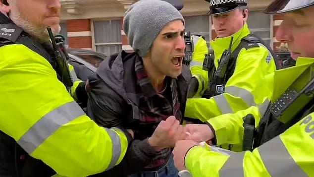 wut-nach-festnahme-eines-demonstranten-durch-die-londoner-polizei,-der-hamas-terroristen-nannte,-aber-nicht-eingreift,-wenn-aktivisten-houthi-angriffe-feiern