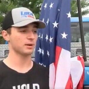 indiana-high-school-fordert-teenager-auf,-amerikanische-flagge-von-seinem-truck-zu-entfernen-–-nachdem-er-sich-geweigert-hat,-befestigen-andere-schueler-die-flagge-an-ihren-fahrzeugen-(video)